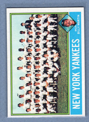 1976 Topps #17 Yankees Team  (e) EX-MT  GO450